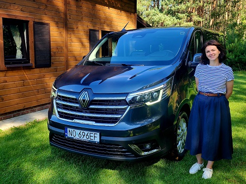 Bus Renault Trafic TravelTransfer.pl – przewóz osób, transfery lotniskowe, transport bagaży i sprzętu sportowego, opcjonalna przyczepa.